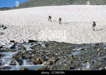 Les touristes grimpent sur la neige rose à proximité du glacier D'IGAN. Oural polaire, Russie Banque D'Images