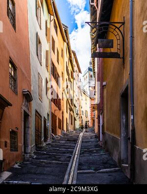 Une ruelle raide et étroite avec des maisons traditionnelles colorées dans la vieille ville de Briancon. Briançon, Hautes-Alpes, France, juillet 2020 Banque D'Images