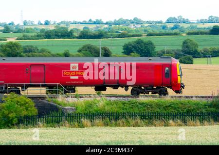 Train électrique à unités multiples Royal Mail sur la West Coast main Line, Northamptonshire, Royaume-Uni Banque D'Images