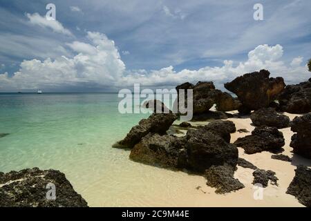 Rocky plage dans l'île de Boracay. Aklan. Visayas de l'Ouest. Philippines Banque D'Images