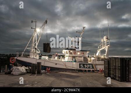 Kinsale, Cork, Irlande. 1er août 2020. Membre de l'équipage du chalutier Sowenna, Armands Andrieks chargeant des boîtes de poissons vides dans la cale à l'embarcadère de Kinsale, Co. Cork, Irlande, en préparation pour le retour en mer pour pêcher pour Hake. - crédit; David Creedon / Alamy Live News Banque D'Images