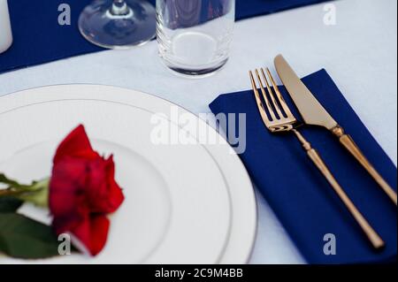 Table, argenterie et rose rouge, vue de dessus Banque D'Images