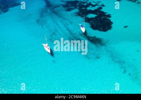 Belle Croatie. Vue aérienne du lagon turquoise azur sur la plage de Sakarun sur l'île de Dugi Otok, Croatie, yachts ancrés dans l'eau de mer claire. Banque D'Images