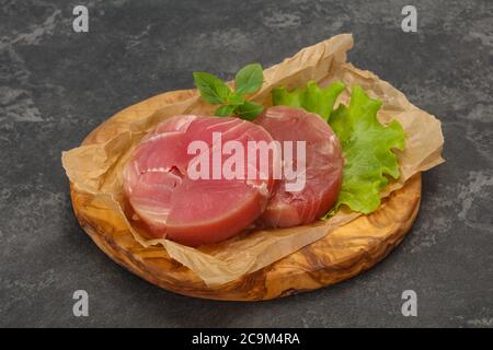 Raw tuna steak ronde prêt pour grill Banque D'Images