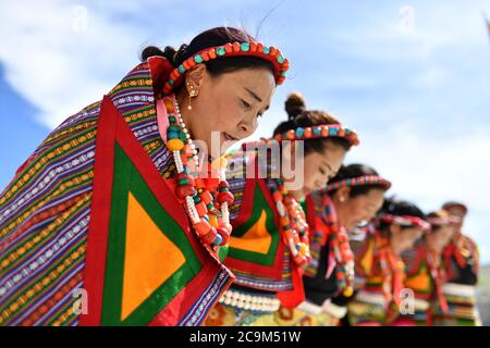 Zanda, région autonome du Tibet en Chine. 27 juillet 2020. Les résidents locaux exécutent la danse Guge Xuan dans le comté de Zanda de la préfecture d'Ali, dans la région autonome du Tibet du sud-ouest de la Chine, le 27 juillet 2020. La danse est un héritage culturel tibétain de l'ancien Royaume de Guge qui mélange la parole, le chant et la danse. Credit: Zhan Yan/Xinhua/Alay Live News Banque D'Images