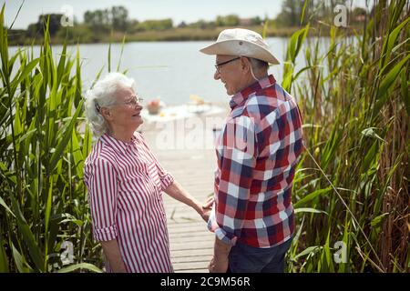 Un bon vieux couple dans des moments romantiques par une journée ensoleillée Banque D'Images