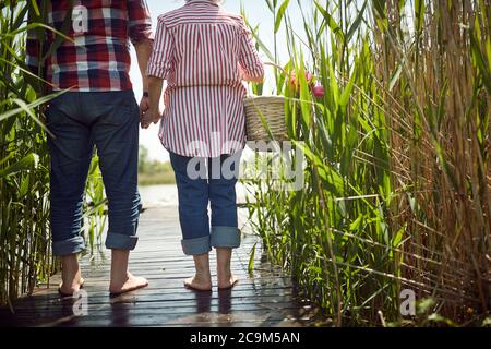 Un vieux couple amoureux prêt à pique-niquer par beau temps Banque D'Images