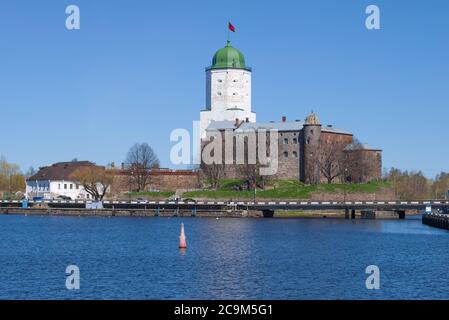 Vue sur le château de Vyborg depuis la baie finlandaise, le jour ensoleillé de mai. Vyborg, Russie Banque D'Images