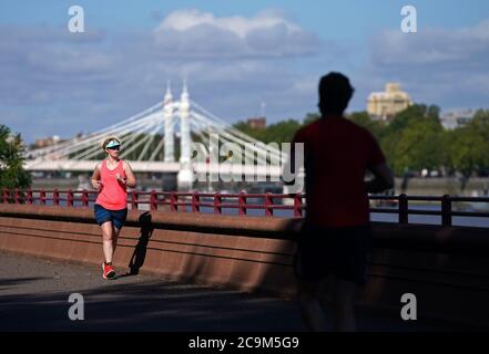 Les coureurs de Battersea Park courent à côté de la Tamise à Londres. Banque D'Images