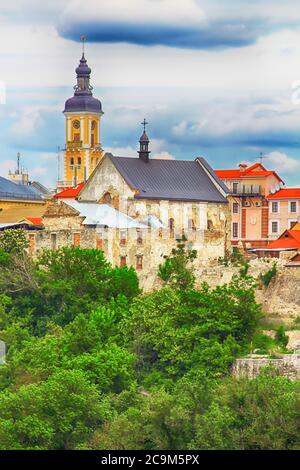 Ancien hôtel de ville de Kamianets-Podilskyi, Ukraine. Vue depuis le château de Kamianets-Podilskyi Banque D'Images