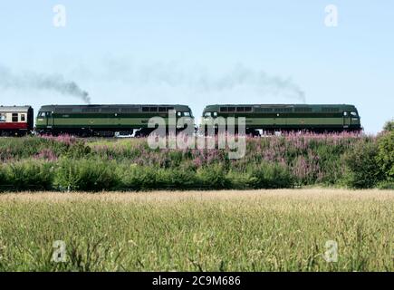 Les locomotives diesel de classe 47 D1944 'Craftsman' et D1935 'Roger Hosking ma 1925-2013' sont à la tête d'une visite de Statesman Rail, Warwickshire, Royaume-Uni Banque D'Images