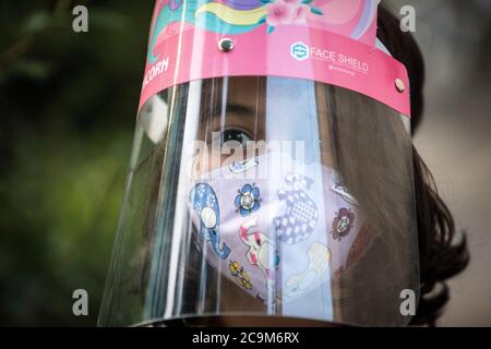 (200801) -- BEIJING, le 1er août 2020 (Xinhua) -- UNE fille portant un équipement de protection est vue dans un parc à Téhéran, en Iran, le 19 juillet 2020. (Photo de Ahmad Halabisaz/Xinhua) Banque D'Images