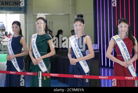 (200801) -- BEIJING, le 1er août 2020 (Xinhua) -- les gagnants du Miss Motor Show accueillent les visiteurs à l'entrée du 41e salon international de l'automobile de Bangkok, Thaïlande, le 16 juillet 2020. (Xinhua/Zhang Keren) Banque D'Images