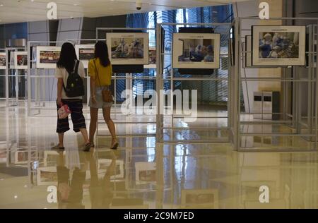 Pékin, Chine. 1er août 2020. Les visiteurs peuvent voir une exposition intitulée « 100 Photographers Focus on COVID-19 », qui présente 80 images prises par les meilleurs photographes chinois pendant la pandémie de COVID-19, au China World Mall à Beijing, capitale de la Chine, le 1er août 2020. Crédit: Lu Peng/Xinhua/Alay Live News Banque D'Images