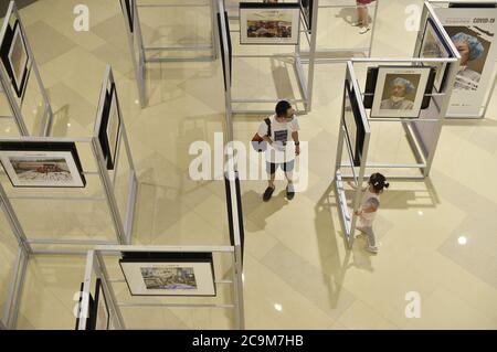 Pékin, Chine. 1er août 2020. Les visiteurs peuvent voir une exposition intitulée « 100 Photographers Focus on COVID-19 », qui présente 80 images prises par les meilleurs photographes chinois pendant la pandémie de COVID-19, au China World Mall à Beijing, capitale de la Chine, le 1er août 2020. Crédit: Lu Peng/Xinhua/Alay Live News Banque D'Images