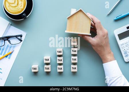 Propriété tax.investment planification.affaires immobilier.économie crise.frais de travailleur.louer ou acheter maison.vue de dessus Banque D'Images