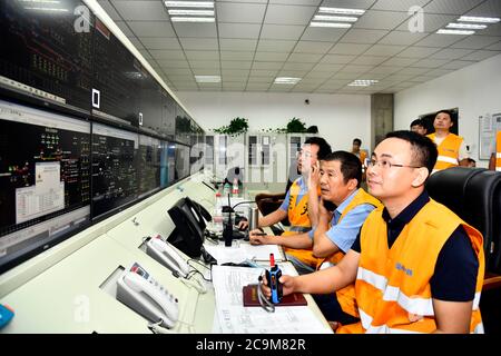 Jinan, province chinoise de Shandong. 31 juillet 2020. Les membres du personnel testent le système de signalisation sur une section du chemin de fer interurbain Qingdao-Rongcheng à Laixi City, dans la province de Shandong, en Chine orientale, le 31 juillet 2020. Credit: Guo Xulei/Xinhua/Alamy Live News Banque D'Images