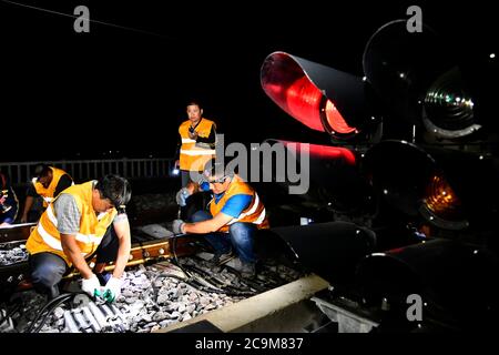 Jinan, province chinoise de Shandong. 31 juillet 2020. Les travailleurs installent les systèmes d'alimentation, de communication, d'information et de signalisation sur une section du chemin de fer interurbain Qingdao-Rongcheng à Laixi City, dans la province de Shandong, en Chine orientale, le 31 juillet 2020. Credit: Guo Xulei/Xinhua/Alamy Live News Banque D'Images