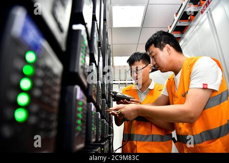 Jinan, province chinoise de Shandong. 31 juillet 2020. Les membres du personnel testent le système de signalisation sur une section du chemin de fer interurbain Qingdao-Rongcheng à Laixi City, dans la province de Shandong, en Chine orientale, le 31 juillet 2020. Credit: Guo Xulei/Xinhua/Alamy Live News Banque D'Images