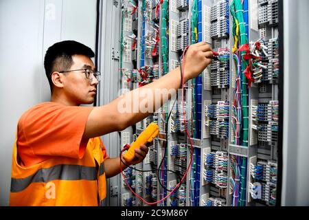 Jinan, province chinoise de Shandong. 31 juillet 2020. Un membre du personnel teste le système de signalisation sur une section du chemin de fer interurbain Qingdao-Rongcheng, dans la ville de Laixi, dans la province de Shandong, en Chine orientale, le 31 juillet 2020. Credit: Guo Xulei/Xinhua/Alamy Live News Banque D'Images