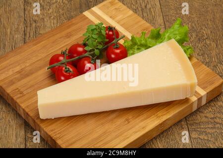 Traditionnel italien salade parmesan servi triangle Banque D'Images