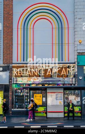Londres, Royaume-Uni. 1er août 2020. Un arc-en-ciel de l'espoir au-dessus de l'arcade de la dépendance - Brixton High Street après l'assouplissement de l'écluse du coronavirus (COVID-19). Crédit : Guy Bell/Alay Live News Banque D'Images