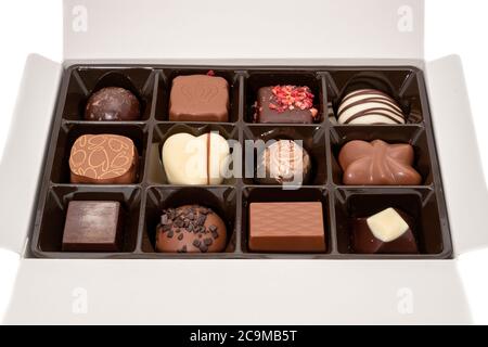 Une boîte de luxe avec un assortiment de lait et de chocolats foncés Banque D'Images
