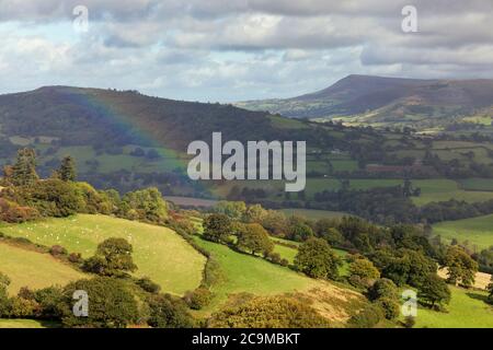 Vue de Tor y Foel avec vue sur Llangors et Mynydd Llangorse Mountain, Llangynidr, Brecon Beacons National Park, Powys, pays de Galles, Royaume-Uni, Europe Banque D'Images