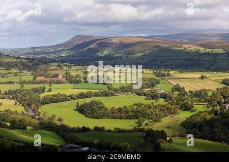 Vue de Tor y Foel avec vue sur Llangors et Mynydd Llangorse Mountain, Llangynidr, Brecon Beacons National Park, Powys, pays de Galles, Royaume-Uni, Europe Banque D'Images