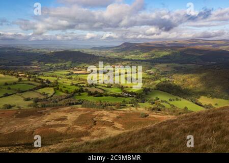 Vue de Tor y Foel avec vue sur Llangors et Mynydd Llangorse Mountain, Llangynidr, Brecon Beacons National Park, Powys, pays de Galles, Royaume-Uni, Europe Banque D'Images