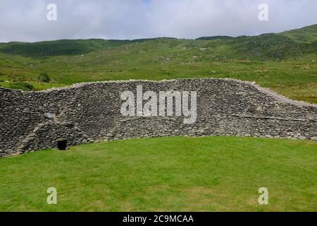 Comte Kerry dans le sud de l'Irlande en boucle autour de la péninsule Iveragh section Sneem à Caherdaniel, grand staigue de pierre fort Banque D'Images