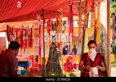 1 août 2020, marché de la ville de madhyapradesh sarni. Le festival célébré en Inde est connu sous le nom de Rakshabanghan, cette fois les masques ont également été utilisés par les s. Banque D'Images