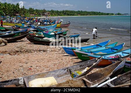 Canots de pêche colorés ancrés à la côte sae de Murudeshwar Banque D'Images