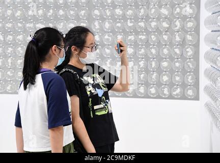 (200801) -- BEIJING, le 1er août 2020 (Xinhua) -- les visiteurs voient l'exposition d'art contemporain « LONGUEUR D'ONDE : entre les deux » au Times Art Museum à Beijing, capitale de la Chine, le 1er août 2020. L'exposition est accessible au public tout au long du mois d'août et présente 13 œuvres d'art, dont des œuvres d'art visuelles, des scluptures et des installations interactives. (Xinhua/Ren Chao) Banque D'Images