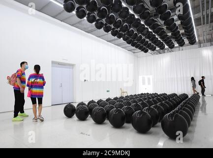 (200801) -- BEIJING, le 1er août 2020 (Xinhua) -- les visiteurs voient l'exposition d'art contemporain « LONGUEUR D'ONDE : entre les deux » au Times Art Museum à Beijing, capitale de la Chine, le 1er août 2020. L'exposition est accessible au public tout au long du mois d'août et présente 13 œuvres d'art, dont des œuvres d'art visuelles, des scluptures et des installations interactives. (Xinhua/Ren Chao) Banque D'Images