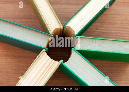 livres de hardback utilisés ou livres de texte vus de dessus sur table en bois. Banque D'Images