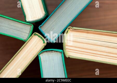 livres de hardback utilisés ou livres de texte vus de dessus sur table en bois. Banque D'Images
