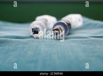photo macro de la goutte d'eau sur la pointe de l'aiguille Banque D'Images
