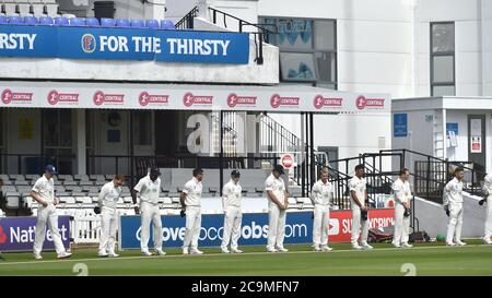 Brighton UK 1er août 2020 - les joueurs du Hampshire observent un silence de quelques minutes pendant la première journée du match de cricket entre Sussex et Hampshire dans le Bob Willis Trophée qui se déroule derrière des portes fermées sans fans au 1er Central County Ground à Hove : Credit Simon Dack / Alamy Live News Banque D'Images