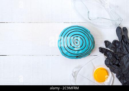 Concept de pandémie, éclosion d'infection à coronavirus, distribution de nourriture pour les travailleurs de la santé. Berliner en glaçure bleue et protection individuelle signifie: medica Banque D'Images