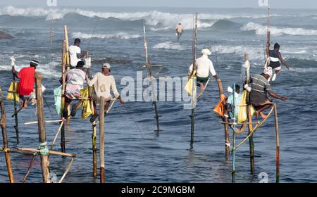 Pêcheurs traditionnels de pilotis près de Koggala dans le sud du Sri Lanka Banque D'Images