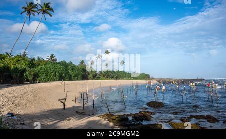 Pêcheurs traditionnels de pilotis près de Koggala dans le sud du Sri Lanka Banque D'Images