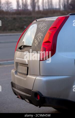 L'inscription me laver, sur la voiture sale lunette arrière souillé le SUV. Banque D'Images