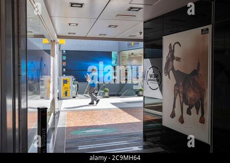 Plaza del Duque centre commercial de luxe ouvert pour les affaires à la suite du covid 19 verrouillage, Costa Adeje, Tenerife, îles Canaries, Espagne Banque D'Images