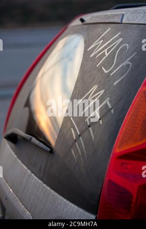 L'inscription me laver, sur la voiture sale lunette arrière souillé le SUV. Banque D'Images