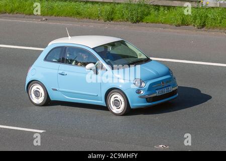 2015 Bleu Blanc Fiat 500 Vintage 57 500 Start / Stop Hatchback essence 1242 cc ; véhicules en mouvement, voitures conduisant véhicule sur les routes du Royaume-Uni, moteurs, motorisation sur le réseau autoroutier M6. Banque D'Images