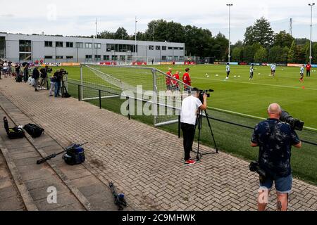 AMSTERDAM , 01-08-2020 , Sportpark de Toekomst , football néerlandais , Eredivisie , saison 2020 / 2021. Médias couvrant la session de formation d'Ajax Banque D'Images