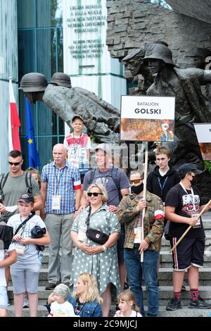 Varsovie, Pologne - Samedi 1er août 2020 - les visiteurs du monument du soulèvement de Varsovie dans la vieille ville rendent hommage aux combattants de la résistance polonaise qui se sont levés et ont attaqué les occupants allemands nazis à Varsovie le 1er août 1944 - la lutte amère s'est terminée plusieurs semaines plus tard dans la défaite pour Les insurgés avec une grande partie de la ville rasée par les Allemands. Photo Steven May / Alamy Live News Banque D'Images