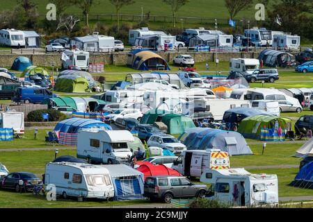 Burton Bradstock, Dorset, Royaume-Uni. 1er août 2020. Météo Royaume-Uni. Le site du camp à Freshwater Holiday Park est occupé avec des vacanciers campant dans des tentes, des caravanes et des camping-cars à Burton Bradstock à Dorset, lors d'une journée de beaux jours. Crédit photo : Graham Hunt/Alamy Live News Banque D'Images