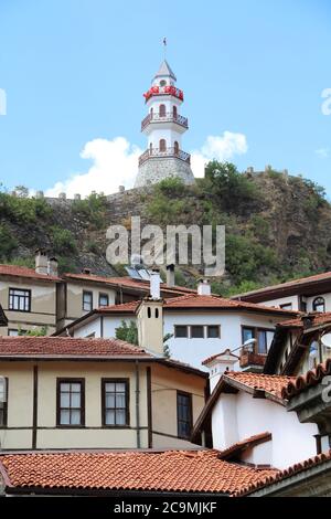 Vue depuis le quartier Goynuk de Bolu. Maisons traditionnelles Bolu. Les maisons sur la pente d'une colline sont habituellement faites de bois. Bolu, Turquie. Banque D'Images